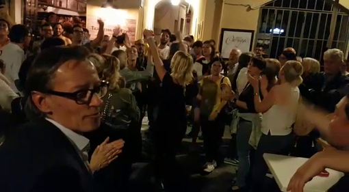 &quot;Bella Ciao&quot; in piazza ad Albenga per festeggiare Tomatis sindaco (VIDEO)