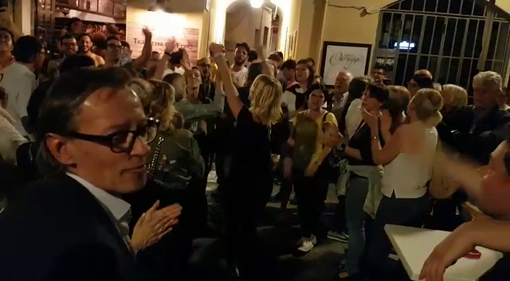 "Bella Ciao" in piazza ad Albenga per festeggiare Tomatis sindaco (VIDEO)