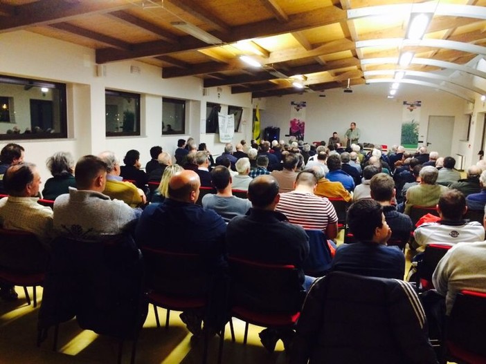 Tutto esaurito per l'incontro di Francesco Bruzzone ad Albenga Tutto esaurito per l'incontro di Francesco Bruzzone ad Albenga