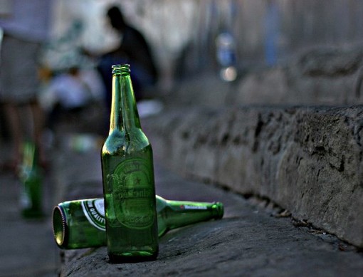 Finale Ligure vieta il consumo di alcolici nelle aree pubbliche (VIDEO)