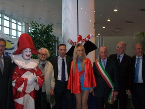 Savona: Viareggio dona a Costa Crociere la famosa statua simbolo del suo carnevale (foto)