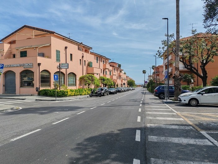 Borgio, parcheggi trasformati da liberi a pagamento. Il Comune: "Scelta legata ai lavori pubblici per favorire la turnazione"