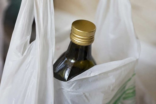 "Si rompe la borsa con la bottiglia d'olio al supermercato: creduta solo quando è cascata anche al direttore"