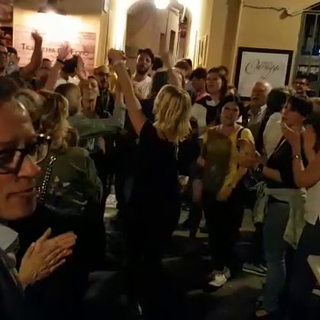 "Bella Ciao" in piazza ad Albenga per festeggiare Tomatis sindaco (VIDEO)