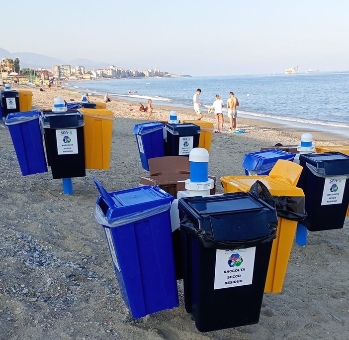Nuovi bidoncini dei rifiuti sulla spiaggia libera, ma c’è preoccupazione per il rischio mareggiate
