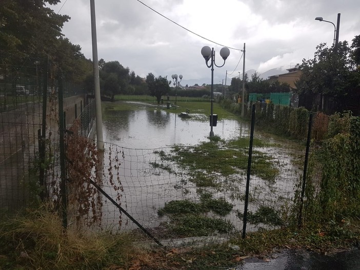 Bomba d'acqua ad Albenga: le fogne allagano l'area canina in regione Burrone (FOTO e VIDEO)