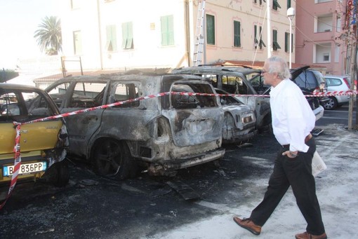 Finale: auto in fiamme nella notte, intervengono i pompieri Finale: auto in fiamme nella notte, intervengono i pompieri