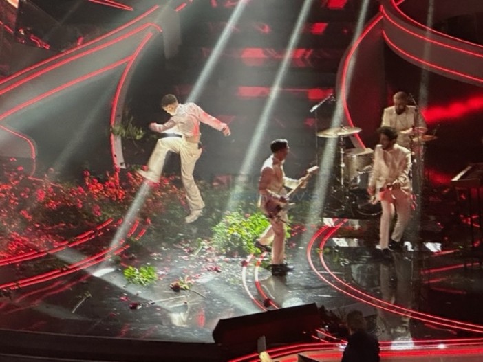 Sanremo 2023, Blanco distrugge i fiori sul palco dell'Ariston. Senatore Berrino: "Sono sacri, vederli presi a calci mi ha fatto girare gli attributi" Sanremo 2023, Blanco distrugge i fiori sul palco dell'Ariston. Senatore Berrino: "Sono sacri, vederli presi a calci mi ha fatto girare gli attributi"