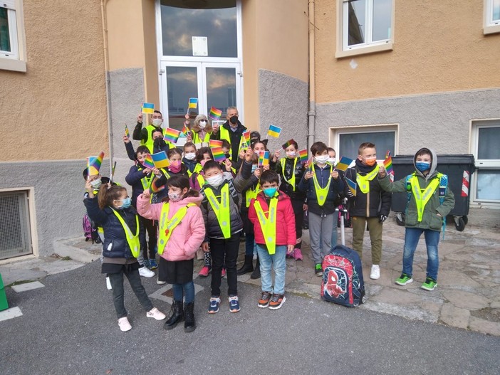 Stop alla guerra in Ucraina: anche i bambini del servizio Pedibus di Loano "chiamano" la pace (FOTO)
