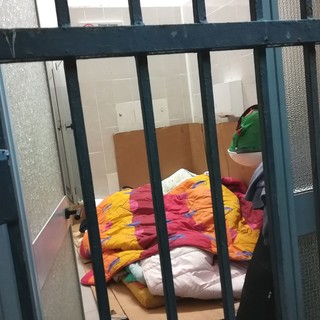 Bivacchi alla stazione di Pietra: il "lettino" per due nel bagno pubblico