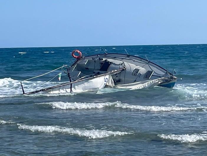 Varazze, barca a vela incagliata in una secca nei pressi del molo: vani i tentativi di rimozione