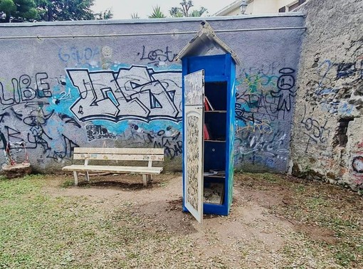 I libri passano di mano in mano al Parco Marabotto: un frigo inutilizzato per il "Book Crossing" I libri passano di mano in mano al Parco Marabotto: un frigo inutilizzato per il "Book Crossing"