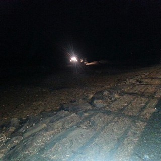 Finale Ligure, fa retromarcia con la macchina e finisce "spiaggiato"