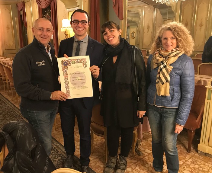 Il Presidente Provinciale UNCI Cav. Danilo Francesco Guerini Rocco consegna al Socio Carlo Maria Balzola la pergamena di appartenenza alla presenza della moglie Chiara Picolo e del Responsabile Donne UNCI Dott.sa Giancarla Mantegazza Il Presidente Provinciale UNCI Cav. Danilo Francesco Guerini Rocco consegna al Socio Carlo Maria Balzola la pergamena di appartenenza alla presenza della moglie Chiara Picolo e del Responsabile Donne UNCI Dott.sa Giancarla Mantegazza