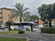 Finale, bus sbaglia manovra nella rotonda della stazione: mezzo danneggiato, traffico in tilt Finale, bus sbaglia manovra nella rotonda della stazione: mezzo danneggiato, traffico in tilt