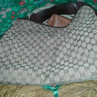 Fai un'offerta per una borsa ed aiuta i gatti liberi di Pietra