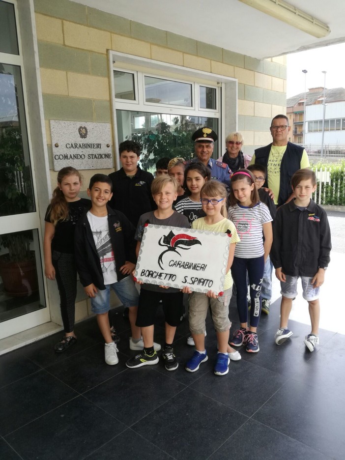 Borghetto, gli alunni della scuola elementare 'Valvaratella' in visita alla locale stazione dei carabinieri Borghetto, gli alunni della scuola elementare 'Valvaratella' in visita alla locale stazione dei carabinieri