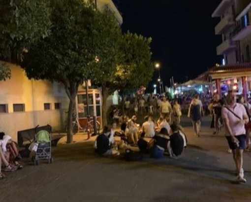 Pietra, mangiano pizza e bevono birra seduti per terra nel centro storico: il commento di un cittadino Pietra, mangiano pizza e bevono birra seduti per terra nel centro storico: il commento di un cittadino