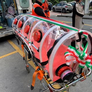 Arriva una nuova barella per biocontenimento al San Martino di Genova