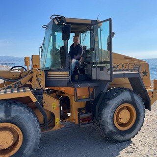 La famiglia Orlando dona il 10% del ricavato giornaliero del lavoro di una ruspa a Bastapoco