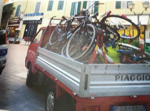 Alassio, la polizia municipale rimuove le bici abbandonate Alassio, la polizia municipale rimuove le bici abbandonate