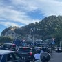 Bisarca incastrata nella rotonda, caos sulla via Aurelia a Bergeggi