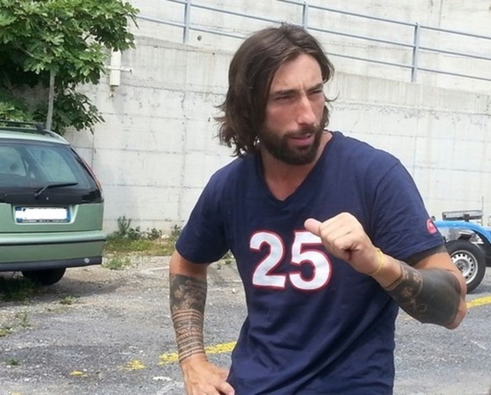 Brumotti accoltellato a Monza: lo salva il giubbotto antiproiettile Brumotti accoltellato a Monza: lo salva il giubbotto antiproiettile