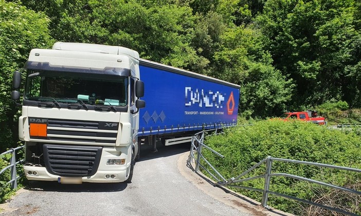 Bilico incastrato a Vezzi Portio: mobilitati i vigili del fuoco (FOTO)