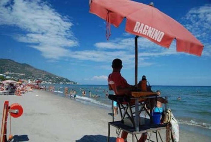 Borghetto: giovane 20enne si sente male mentre fa il bagno, codice rosso al Santa Corona