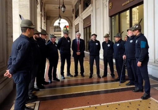 Bucci canta con gli Alpini sotto la Regione e rilancia l’appello: “Venite a Genova, vi aspettiamo”