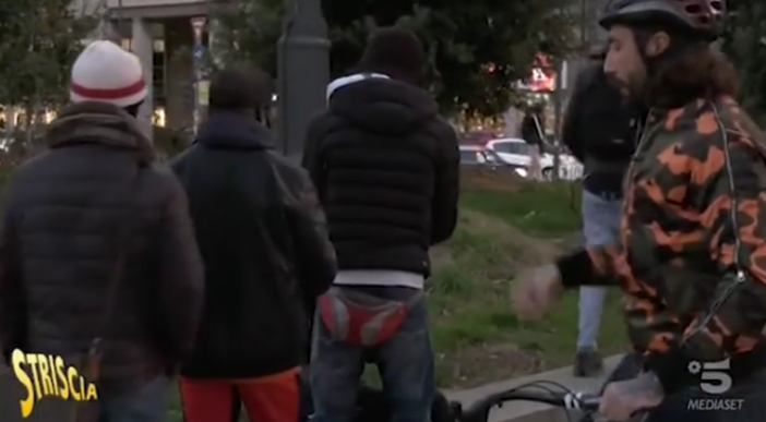 Minacce e calci alla bici, Vittorio Brumotti aggredito a Milano: "Se torni domani sei morto"