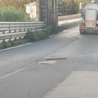 Slalom tra le buche sulla Superstrada Savona-Vado. Olivieri (Provincia): "Programmato un intervento in urgenza" Slalom tra le buche sulla Superstrada Savona-Vado. Olivieri (Provincia): "Programmato un intervento in urgenza"
