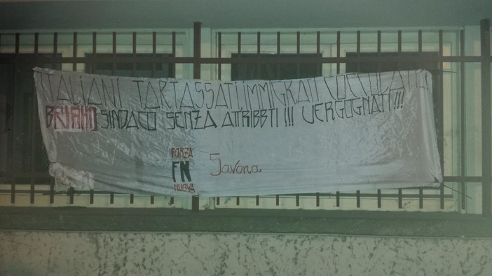 Blitz di Forza Nuova a Cairo, striscione contro il sindaco Briano