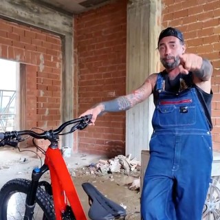 Ex piscina di Luceto, Brumotti nell'incompiuta di Albisola: "Immaginatevi gli abitanti di fronte a questo ecoschifo"