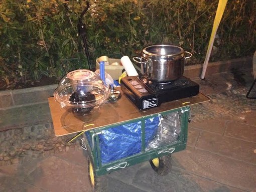 Il bitume é già arrivato a Savona: singolare dimostrazione del M5S in piazza Sisto IV Il bitume é già arrivato a Savona: singolare dimostrazione del M5S in piazza Sisto IV