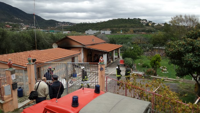 Borghetto Santo Spirito: le fiamme divampano in una villetta unifamigliare, donna rimane ustionata