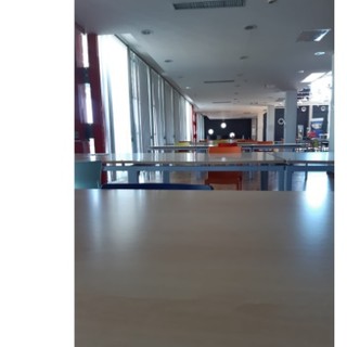 Nella foto: le nuove postazioni distanziate nella biblioteca del Campus di Savona