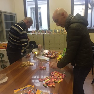 Savona, "La Befana vien di giorno": Assessori e Consiglieri Comunali portano doni ai bambini