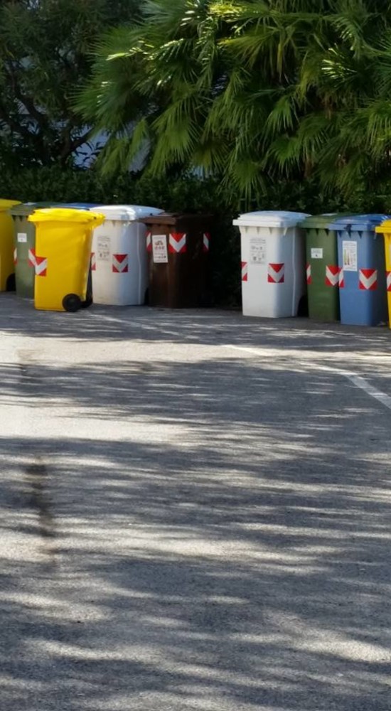 Disagi per la raccolta differenziata in piazza Gramsci a Borghetto Disagi per la raccolta differenziata in piazza Gramsci a Borghetto