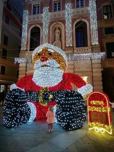 Varazze, un Babbo Natale da guinness per accedere il Natale (FOTO)