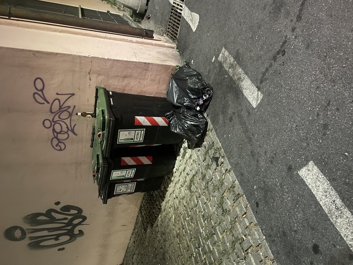 Raccolta rifiuti, Tomatis (FdI) attacca: "“Bidoni lasciati all’esterno di negozi e ristoranti in barba al progetto SAT deliberato dalla giunta"