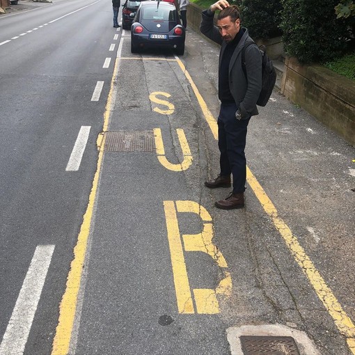 "Abbombazza" Brumotti ironizza sulla segnaletica orizzontale di Borghetto: Bus o Sub?