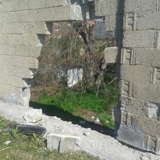 Buco nel muro dell'ex caserma Turinetto di Albenga, preoccupazione tra i cittadini per l'accesso di malviventi