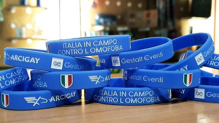 Braccialetti azzurri contro l’omofobia: anche in provincia di Savona al via la campagna di Arcigay per società e tifosi