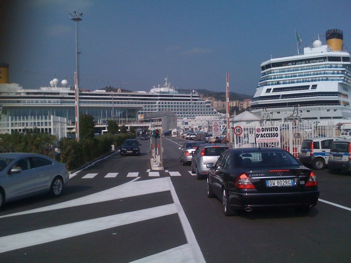 Costa Crociere: "nessun clandestino a bordo. Norme severe per l'accesso alla nave"