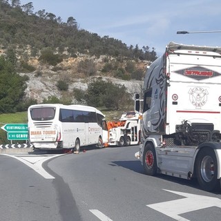 Autobus contro un muro sulla A10, De Vincenzi (sindaco Pietra Ligure): "I bambini ospitati nel palazzetto dello sport"