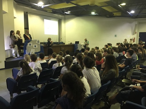Le scuole di Varazze ricevono la 'Bandiera Verde Ecoschools' Le scuole di Varazze ricevono la 'Bandiera Verde Ecoschools'