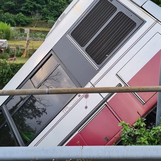 Autobus fuori strada al Santuario, complicati i soccorsi: "L'autista è stato sbalzato fuori e poi incastrato in un pilastro" (VIDEO)
