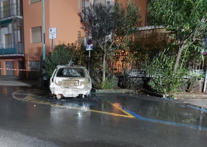 Borghetto S. Spirito, auto in fiamme in via Sorrento: intervento dei vigili del fuoco (FOTO) Borghetto S. Spirito, auto in fiamme in via Sorrento: intervento dei vigili del fuoco (FOTO)
