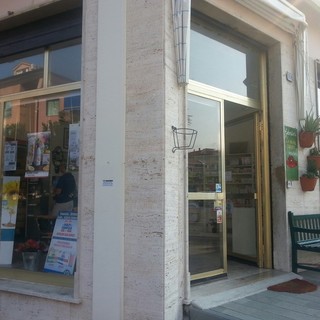 Commercianti strozzati dalla crisi e dal poco campanilismo: a Borgio Verezzi chiudono tre negozi